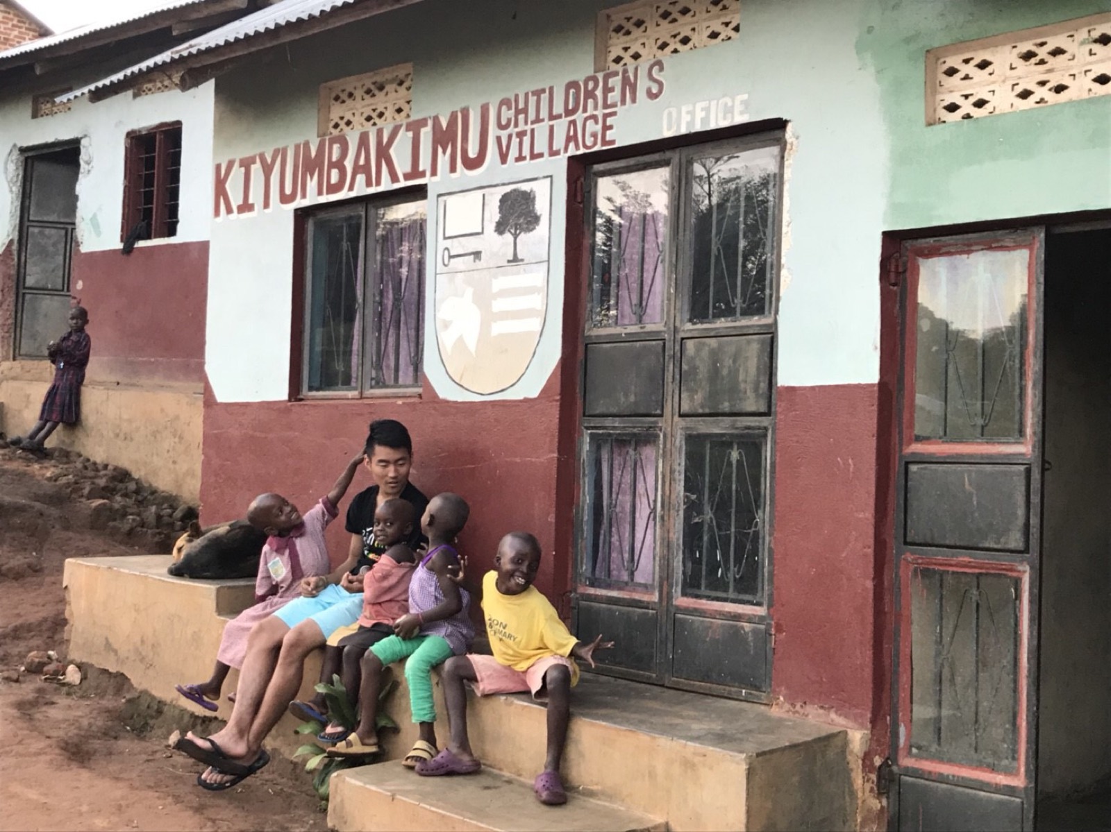 Kiyumbakimu Children Village の建物と子どもたち
